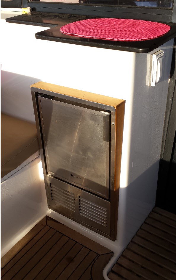 Ice maker for boat on the Saona 47 Fountaine Pajot fitting by Uchimata